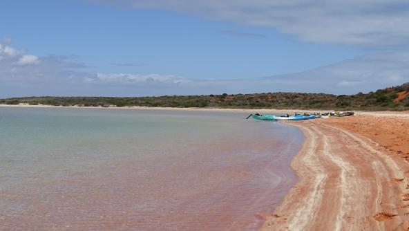 Unsere Kanus nach der Lagunendurchquerung am Strand