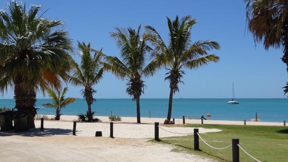Der noch Menschenleere Strand am Monkey Mia Beach