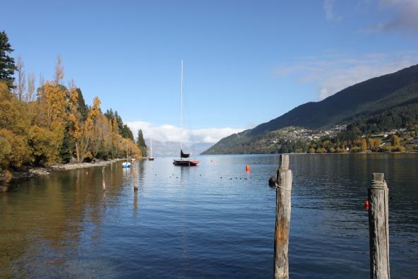 Blick von der Strandpromenade Queenstowns auf Lake Wakatipu