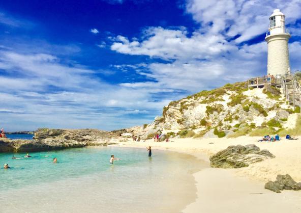 Einer der schönen Strände mit Leuchtturm auf Rottnest Island