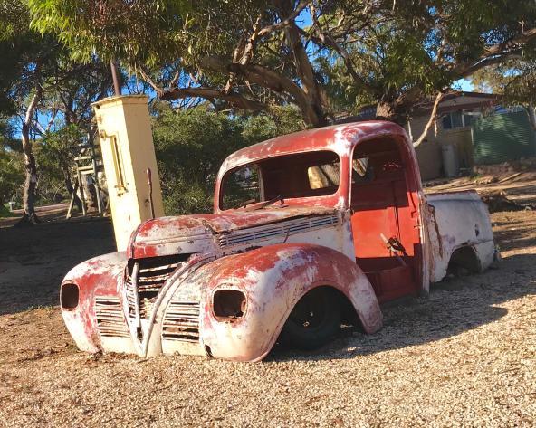 Ein sehr altes Auto an der Nullarbor