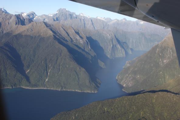 Fiordlandschaft aus dem Kleinflugzeug