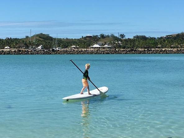 Stand up Paddling in der ruhigen Bucht vom Plantation Island Resort