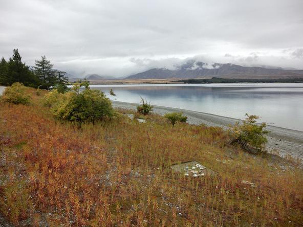 Lake Tekapo – leider stehlen uns die Wolken den Ausblick auf die Berge