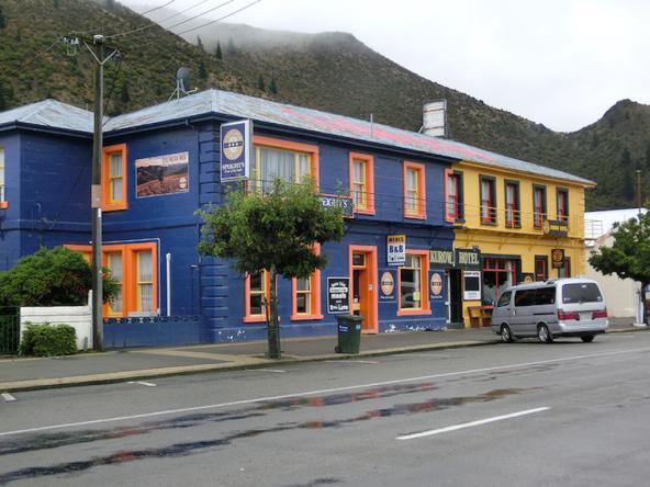 Kurow mit einem typischen Pub