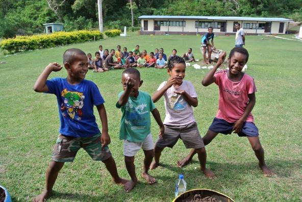 Fijian Jungs tanzen für uns