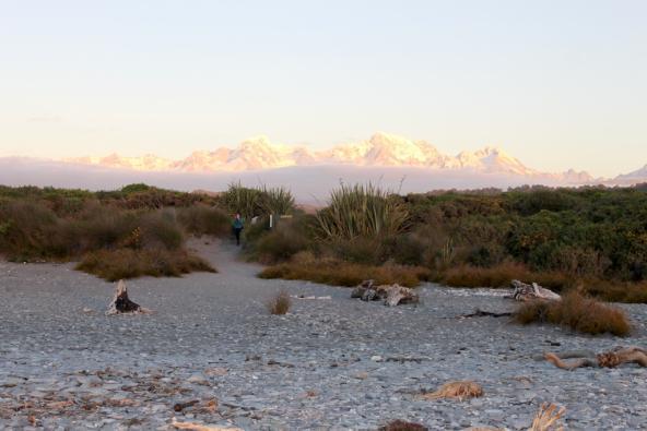 Blick auf die Gletscher Mt. Cook und Mt. Tasman vom Gillespies Beach