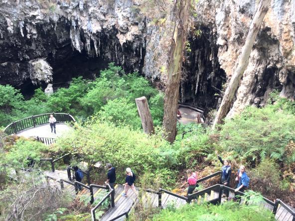 Unzählige Stufen führen hinunter zur Lake Cave