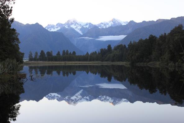 Die Gletscher bei Sonnenaufgang spiegeln sich im Lake Matheson