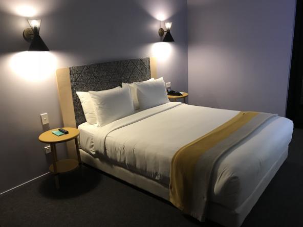Ein typisches modernes Zimmer im Alex Hotel in Perth