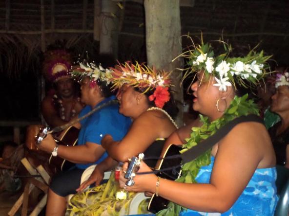 Abends findet in den Atiu Villas eine traditionelle „Island Night“ statt