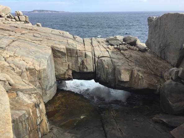 Unter der Natural Bridge prischt das Wasser des Oceans mit lautem Getöse hindurch