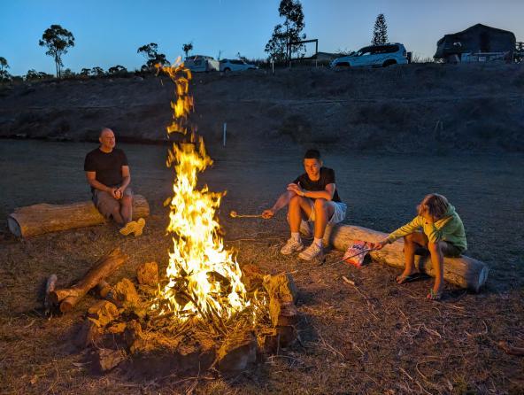 Lagerfeuer in Australien am Campingplatz Mount Larcom mit Kindern