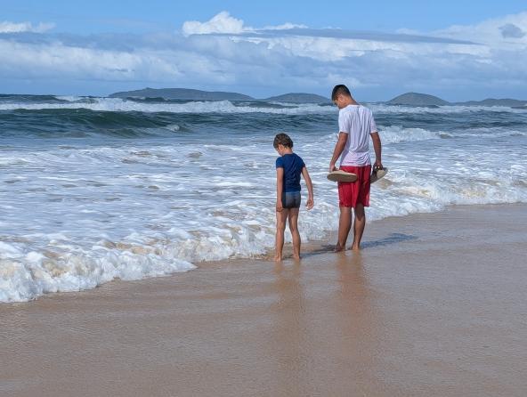 Australien mit Kindern Badespaß Strand Rainbow Beach Queensland