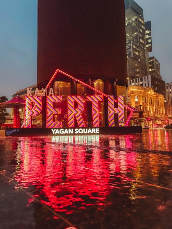 Leuchtendes Perth-Schild am Yagan Square bei Regen