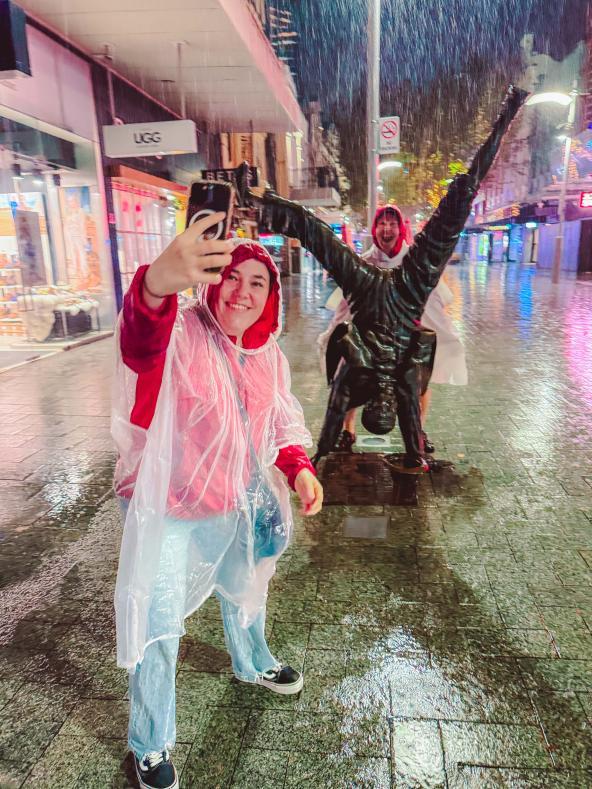 Reisende machen ein Selfie im Regen in der Innenstadt von Perth