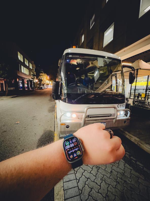 Uhr zeigt 5:33 Uhr morgens vor dem Shuttlebus zum Flughafen in Perth