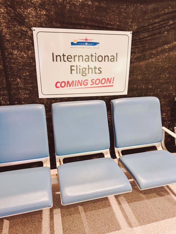 Sitzreihe am Flughafen Broome mit Schild International Flights Coming Soon