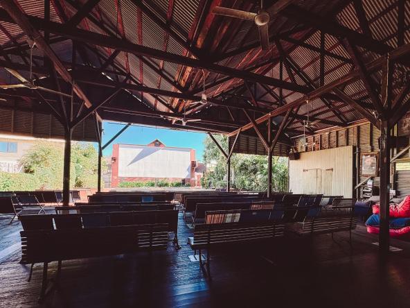 Offenes Freiluftkino mit Holzsitzen und Leinwand in Broome