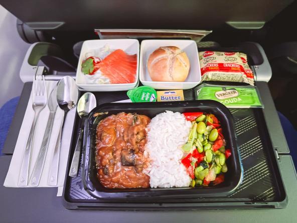 Bordessen mit Reis, Gemüse und Fleisch auf Langstreckenflug nach Singapur