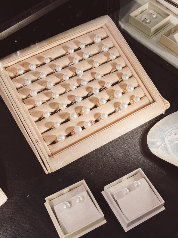 Auslage mit Perlenschmuck in einem Juweliergeschäft in Broome