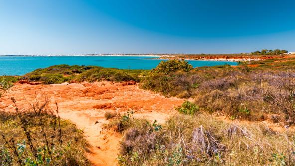 Rote Felsen und türkisblaues Meer an der Küste bei Broome