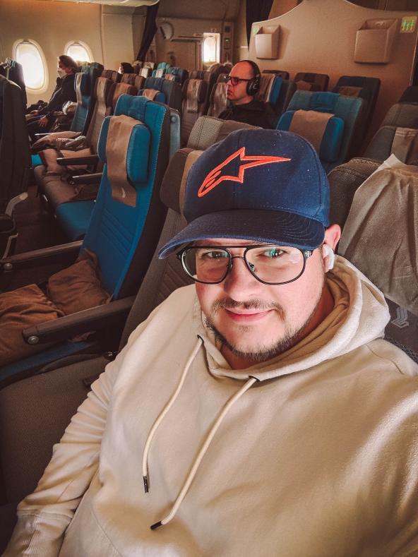 Fast leeres Flugzeug mit zwei Reisenden in der Economy-Class.