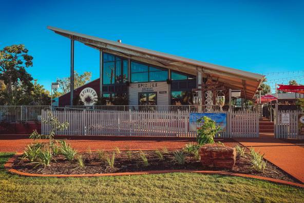 Außenansicht der Spinifex Brewery in Broome bei strahlend blauem Himmel