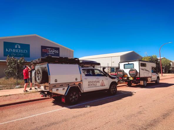 Abfahrtsbereit: Fahrzeuge von Adventure Rentals und Apollo Campers vor den Büros von Red Sands Campers