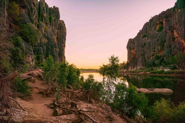 Blick auf die Windjana Gorge bei Sonnenuntergang mit Felswänden und ruhigem Wasser