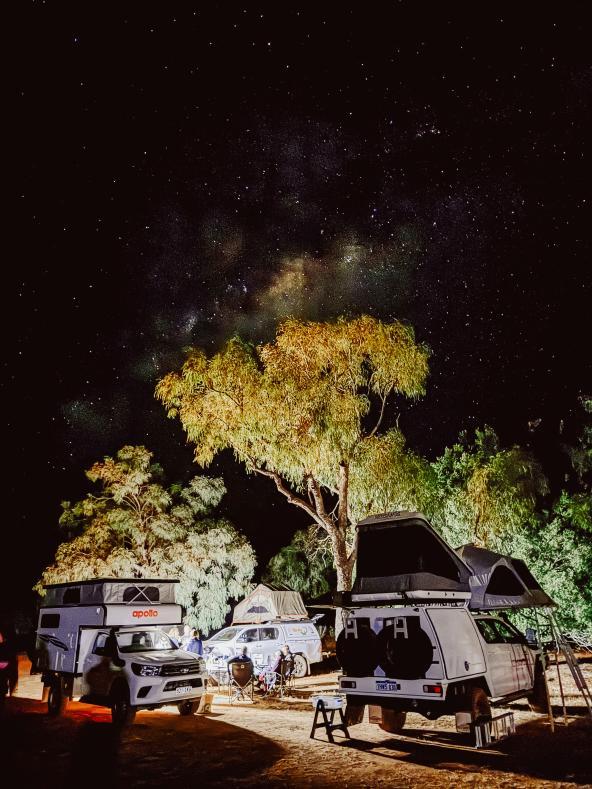 Nachtszene mit Campern unter einem klaren Sternenhimmel im Windjana Gorge Camp