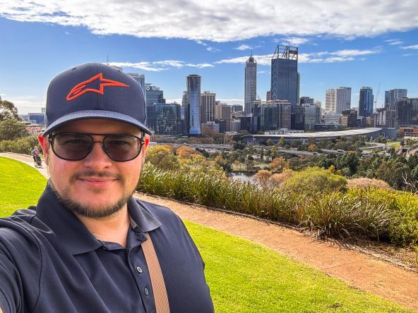 Reisender mit Blick auf die Skyline von Perth vom Kings Park aus.