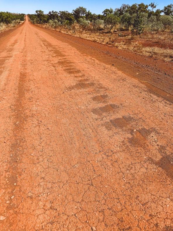 Rote Schotterstraße mit typischen Waschbrettwellen im australischen Outback