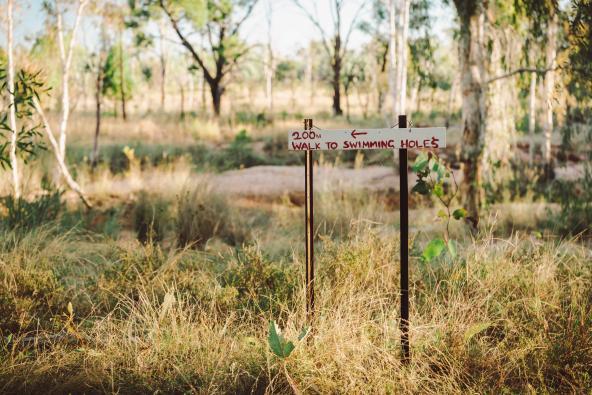 Handbeschilderter Wegweiser zum Swimming Hole auf der Mt Elizabeth Station