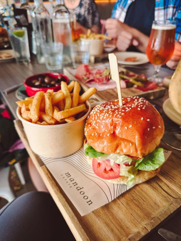 Burger und Pommes in der Homestead Brewery bei Perth