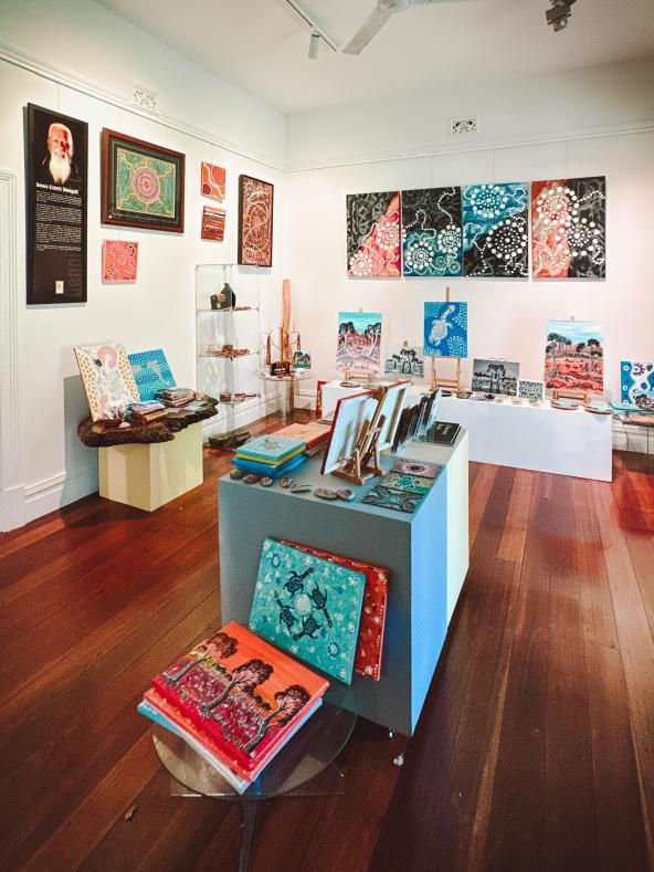 Kleiner Shop mit Aboriginal-Kunstwerken und Gemälden bei Perth