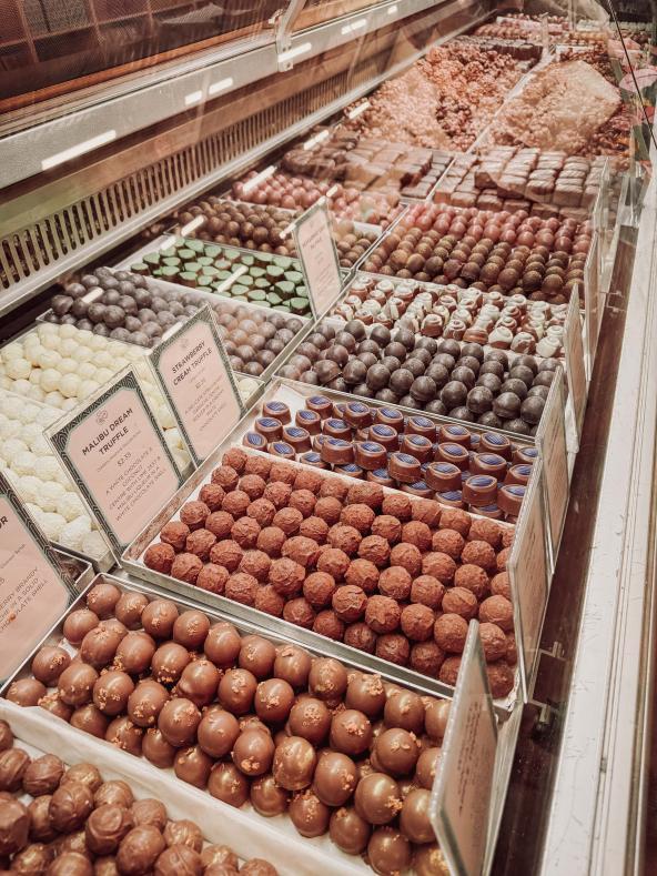 Pralinenauslage in einer Chocolaterie bei Perth