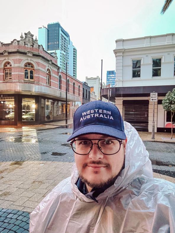 Reisender mit Regenponcho in den Straßen von Perth