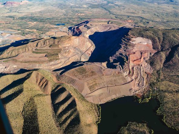 Luftaufnahme der Argyle Mine mit den terrassenförmigen Abbaustufen.