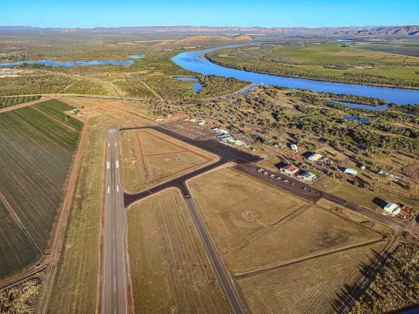 Luftaufnahme des Flughafens von Kununurra mit Landebahn, umliegenden Feldern und dem Ord River.