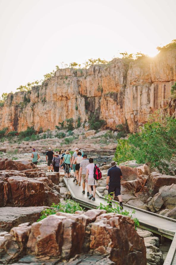 Gruppe von Besuchern auf einem Steg zwischen Felsen in der Katherine Gorge.