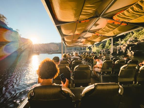 Tourboot mit Passagieren fährt am späten Nachmittag durch die Katherine Gorge.