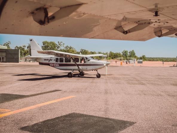 Zwei kleine Propellerflugzeuge von Kakadu Air auf dem Flugfeld.