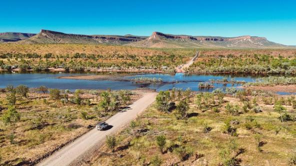 Geländewagen nähert sich dem Pentecost River mit Blick auf die Cockburn Ranges in der Kimberley-Region.
