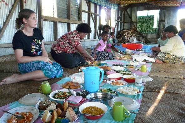Essen im fijianischen Dorf Südsee Erlebnis