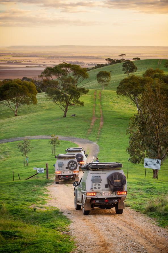 4WD Camper auf Gravel Road