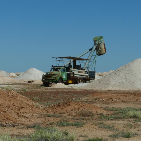 Coober Pedy Opalmine Auswurf Blower Fahrzeug Südaustralien 