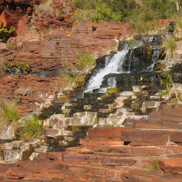 Karijini Nationalpark Wasserfall Pfannkuchen Felsen rot Westaustralien entdecken